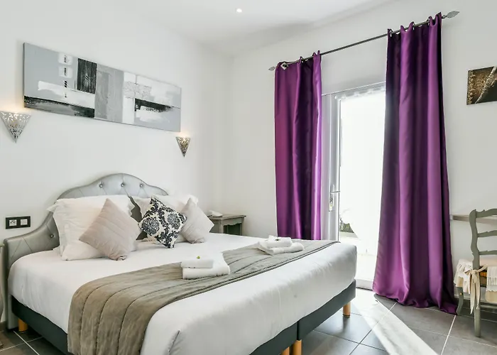 Hotel Logis Emeraude Des Bois 2*