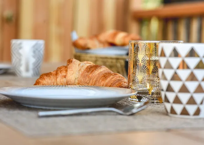 Hotel Logis Emeraude Des Bois