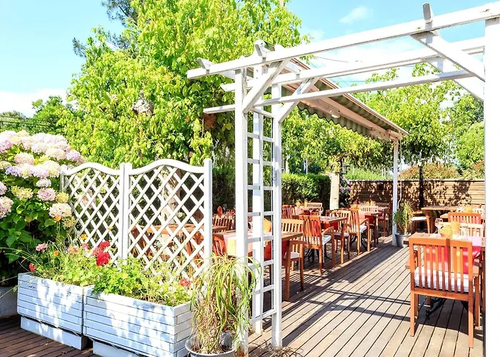 Hotel Logis Emeraude Des Bois