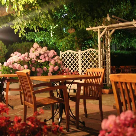 Hotel Logis Emeraude Des Bois 2*